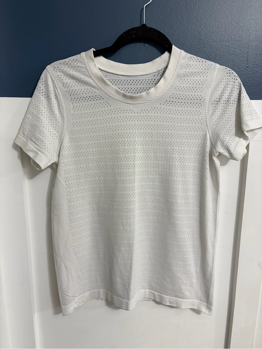 Lululemon Women's Breeze By Short Sleeve Perforated Tee White Size 6